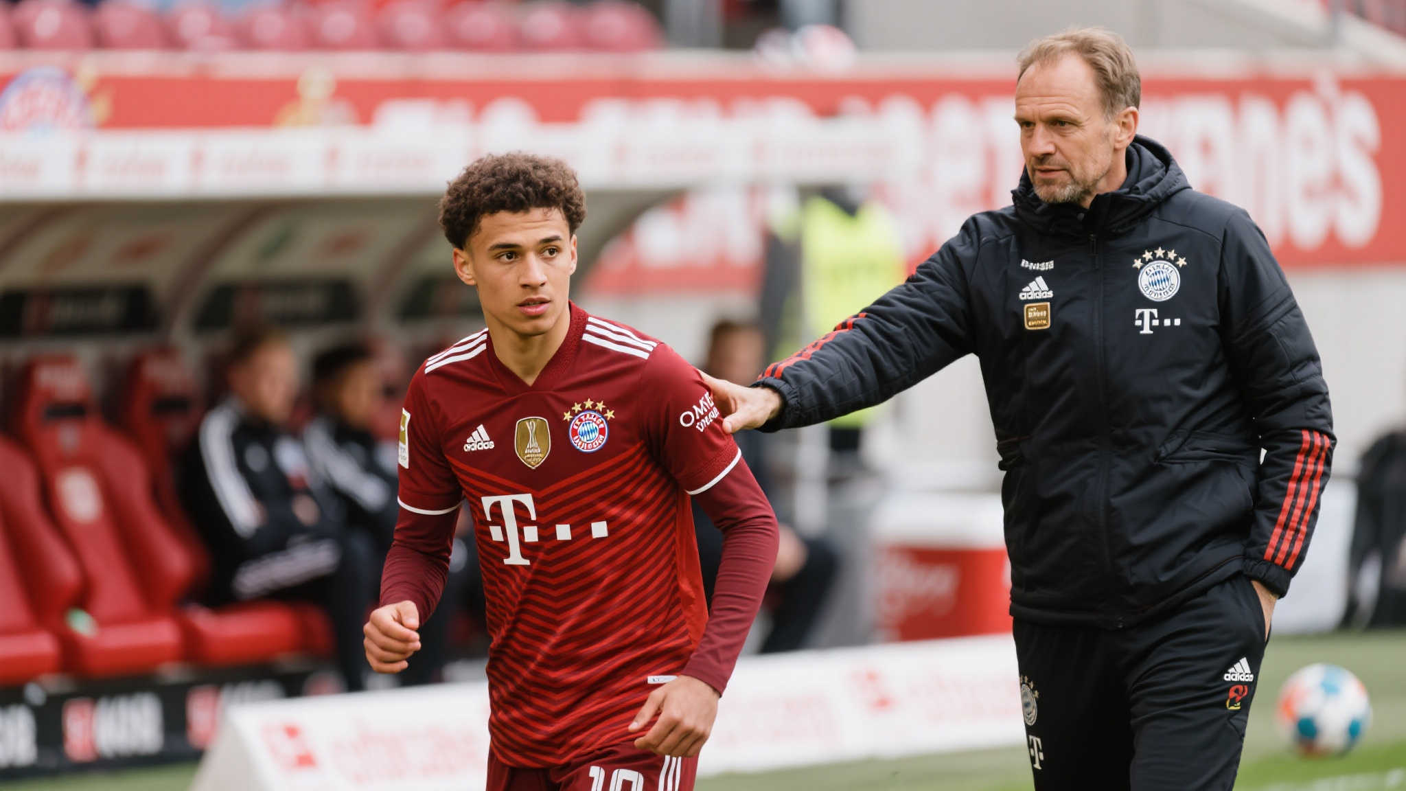 震撼转会!利物浦核心后卫以3500万英镑加盟德甲豪门,曾被热议 此外,德甲劲旅的主教练以善于调教防守球员著称,这无